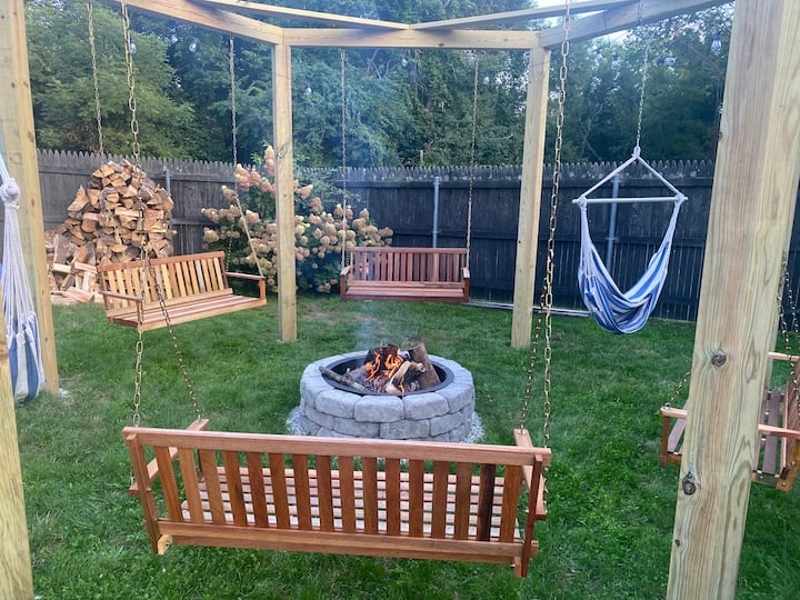 Camp Fires And Porch Swings! Pool & Hot Tub. Pets! - Berkley, MA