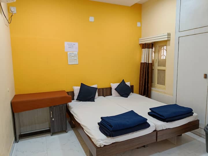 Deluxe Double Bed Room Chitrakut Bungalow - Dwarka