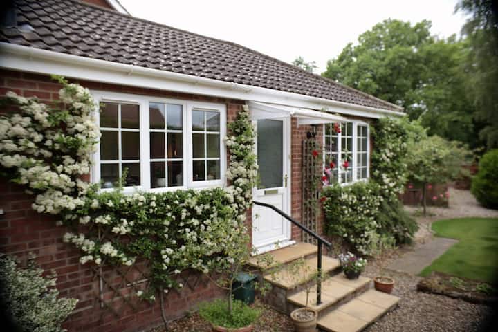 Adorable 1 Bed Cottage With Private Parking. - Norwich Airport (NWI)