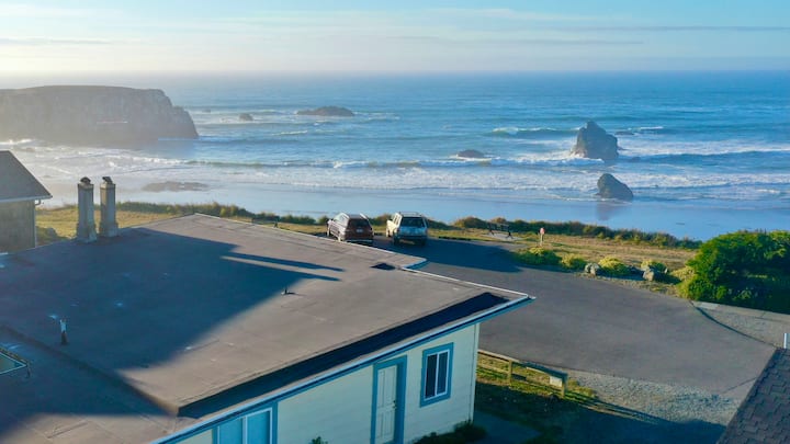 Pacific View: A Cozy Ocean-front House With The Beach Just Steps Away - Bandon, OR