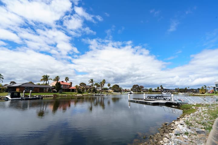 Luxurious Lakefront With Views! - Mordialloc