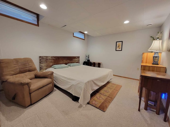 Big Room In Walkout Basement - White City