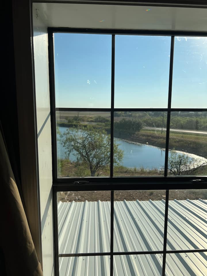 Upstairs. Overlooking Farm Pond. Can Sleep 10. - Breckenridge, TX