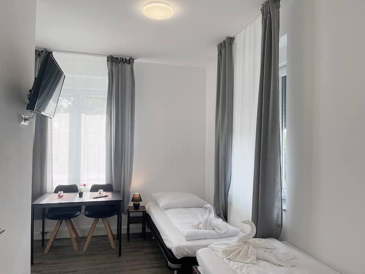 Peaceful Hotel Suite With Private Bathroom No.20 - Brühl