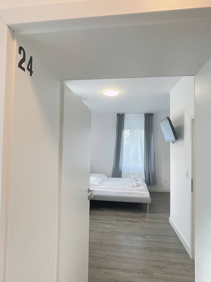Peaceful Hotel Suite With Kitchen & Bath No. 24 - Brühl