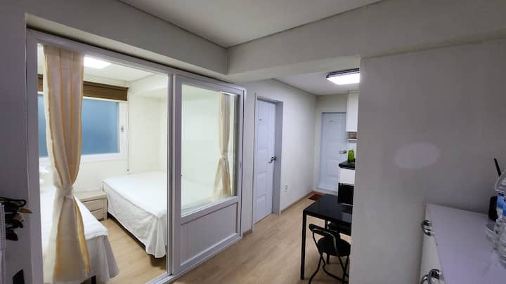 Semi-basement 2-bedroom Condo - ソウル