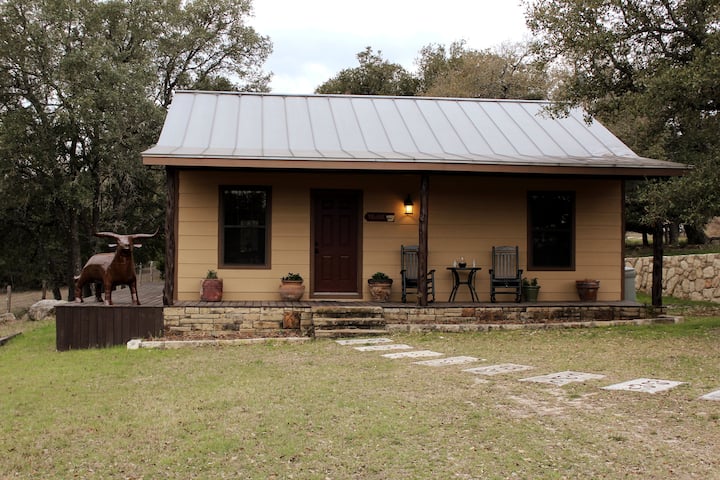 Cozy Hill Country Cabin - Boerne, TX