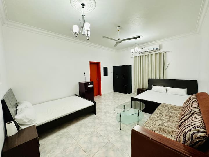 Modern Furnished Room Sharjah - 沙加