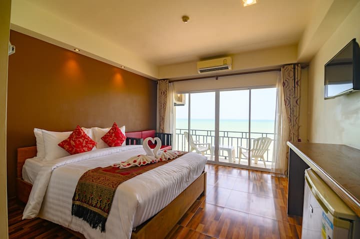 Deluxe Sea View Room & Balcony - Ban Chang