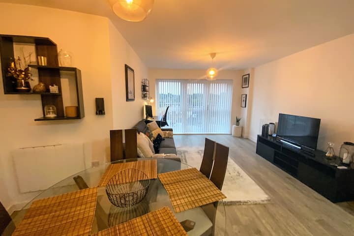 Lovely 2 Bed Apartment+parking&workstation&balcony - Crawley