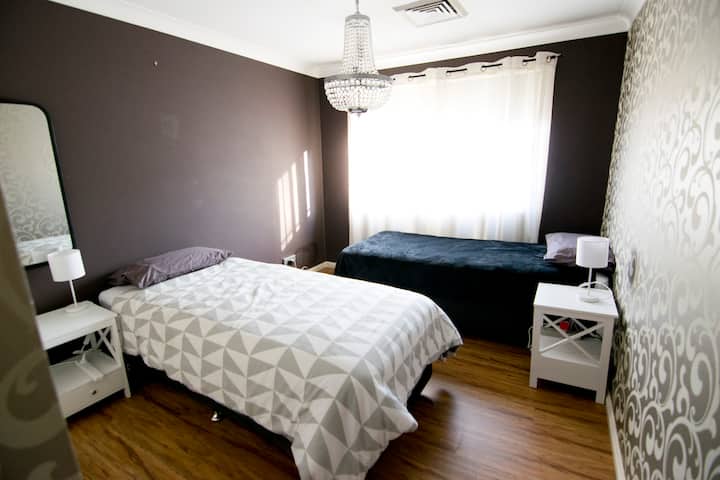 Twin Room With Private Bathroom - Kingswood