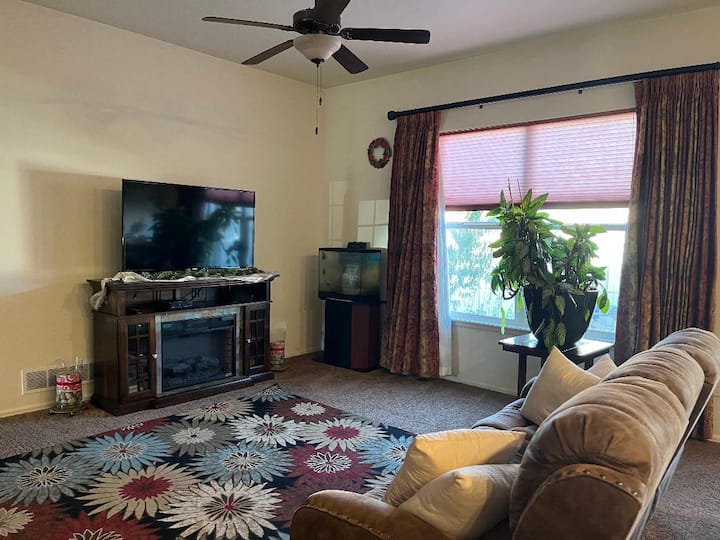 Cozy Room With Private Bathroom - Greeley, CO