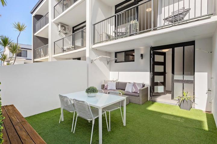 Easy, Breezy Seaside Living At Merewether Beach - Merewether
