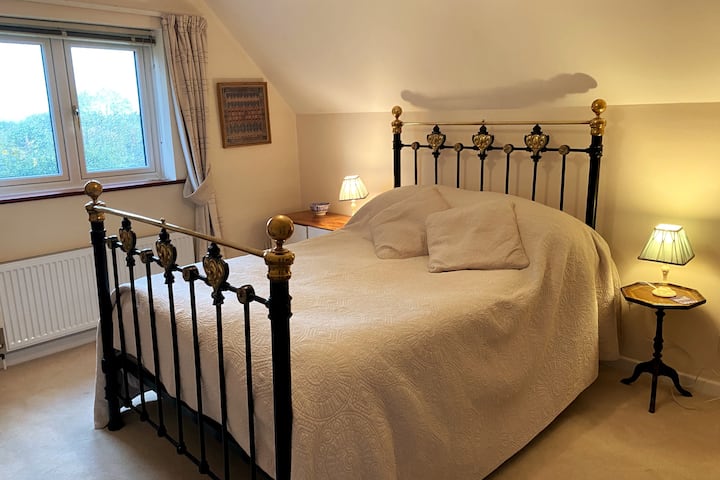 Two Bedrooms, Shower Room And Breakfast - Blandford Forum