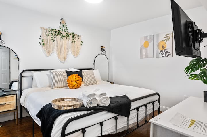 Boho King Bedroom | Walk To Yale | Washer/dryer - New Haven, CT