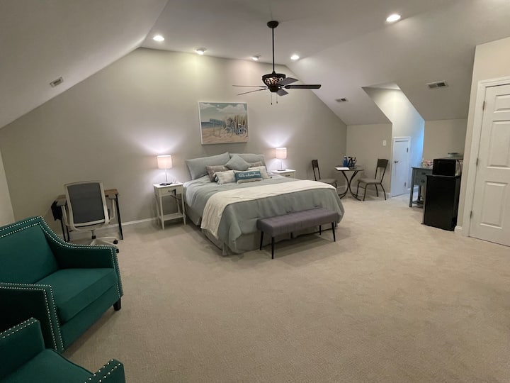 Spacious Private Upstairs Suite In Central Cary - Apex, NC