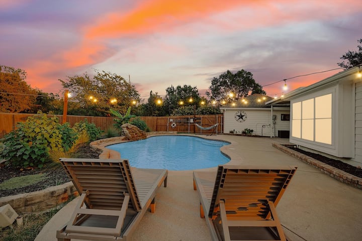 Resort Style Pool Home W/ Cinema, Gaming & Hot Tub - Sunnyvale, TX