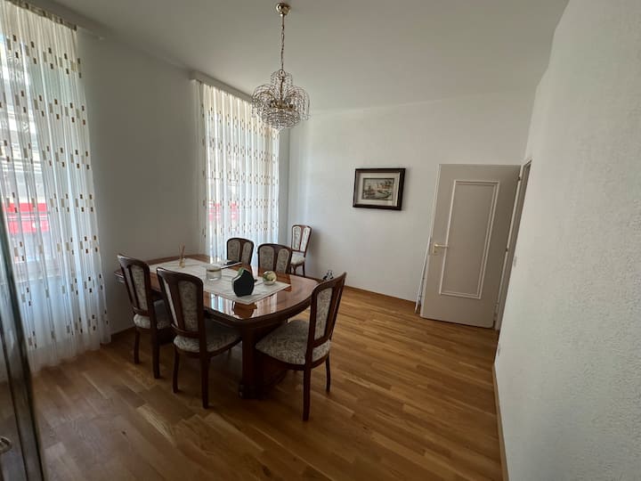 Charming Apartment With Antique Furniture. - Biel/Bienne