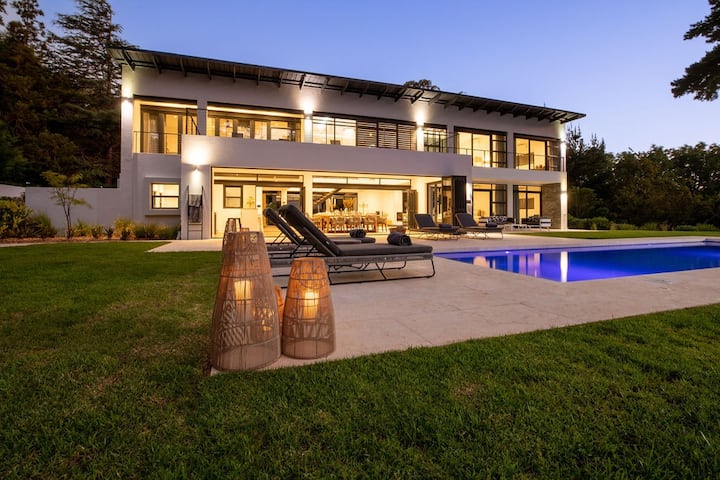 Stunning Villa With Pool - Claremont