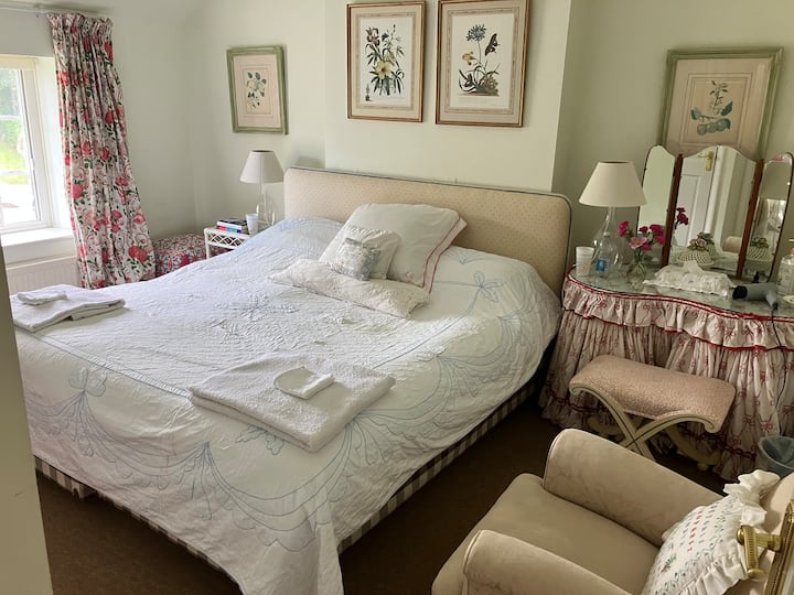 Large Double Bedroom - Chipping Norton