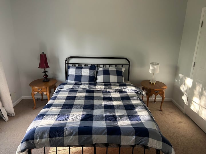 Comfort Cozy Private Bedroom - Shawnee, KS