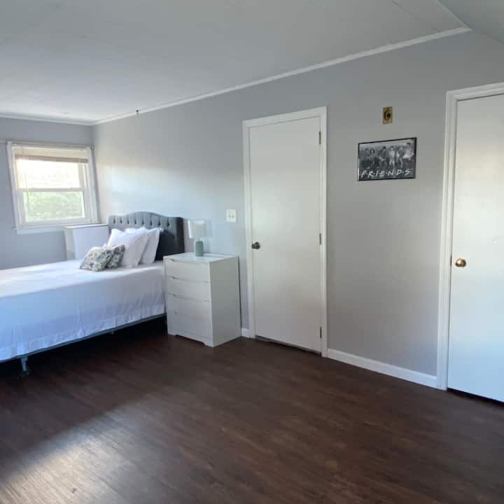 Cozy, Quiet (Beach) 2bed /2nd Fl - Oyster Bay, NY