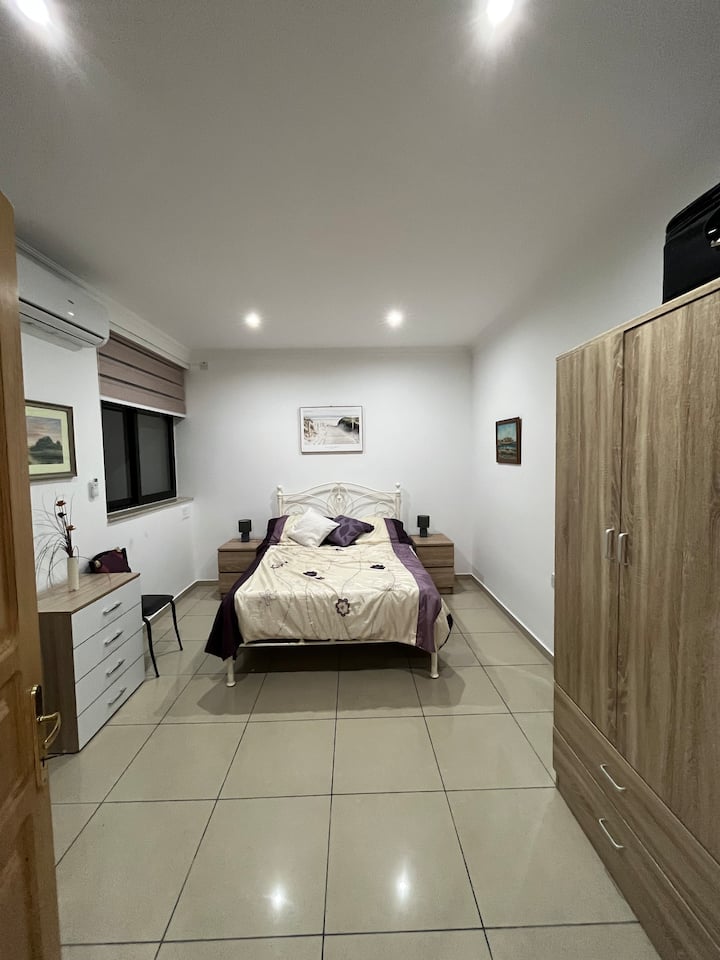 Private Bedroom W Priv Bathroom - Pembroke, Malta