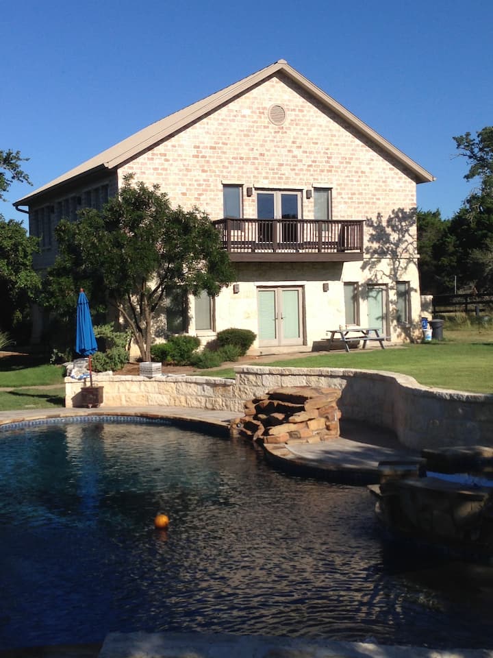 Hill Country Guest House W/pool On 5 Gated Acres! - 본