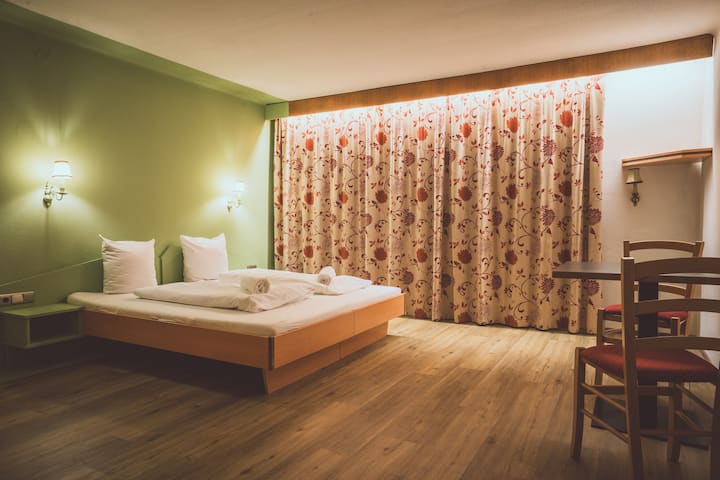 Peppiges Doppelzimmer Im Philipop-up Hostel - Mittenwald
