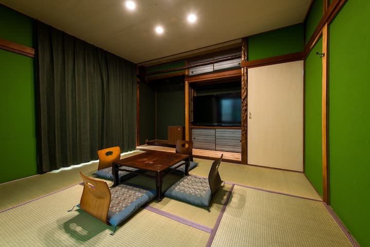 【和風8畳のゆったりお部屋】4名様までご宿泊可能。ご家族連れにも最適！ - Matsuyama