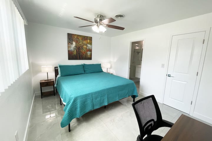 Gorgeous Room & Bath, King Bed - West Palm Beach, FL