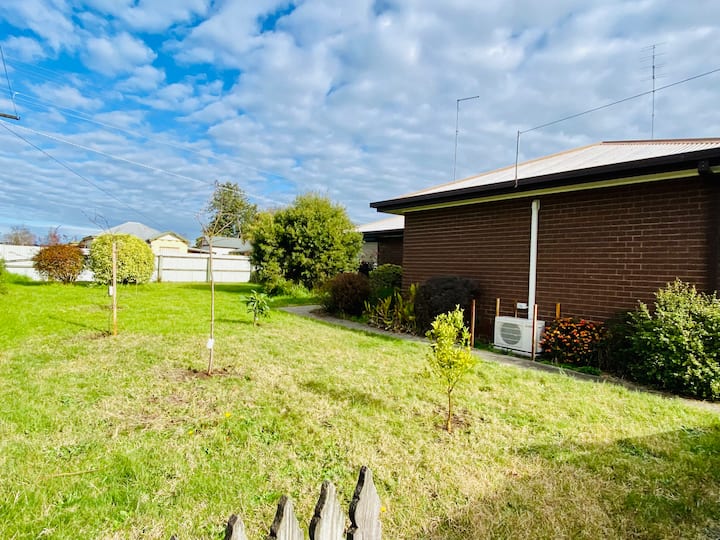 House As New Large Central Colac Sleeps 6+ - Colac