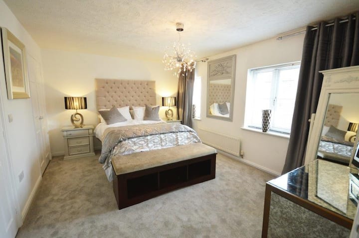 Nec Stunning Clean 3 Dbl Beds+ Free Parking. Pets - Solihull