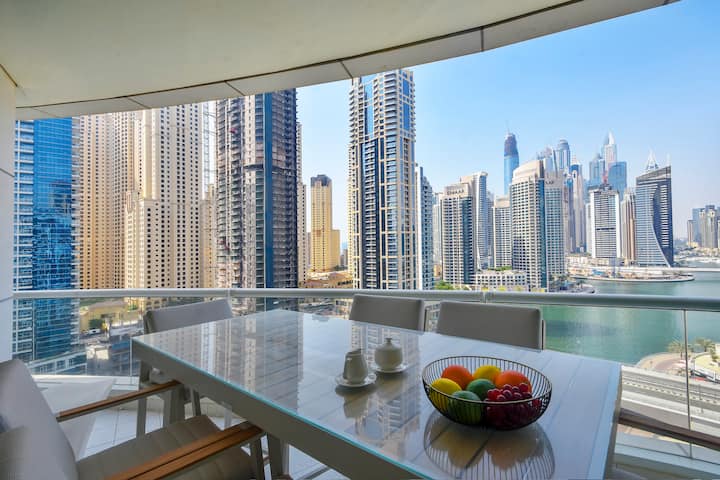 Marina Skyline View: Balcony Bedroom Oasis - United Arab Emirates