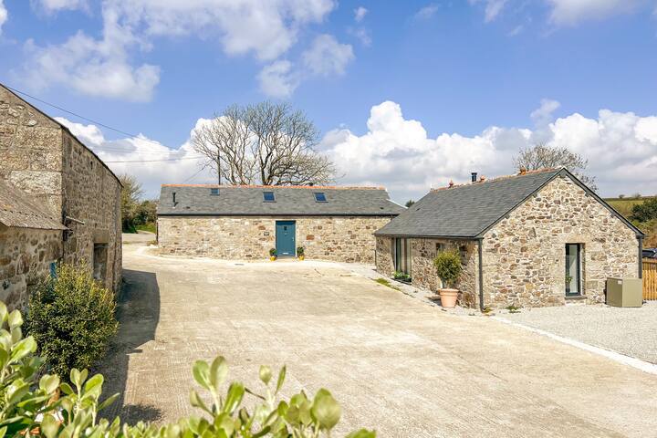 Two Luxury Barns | Perfect For Groups | W/hot Tub - Helston