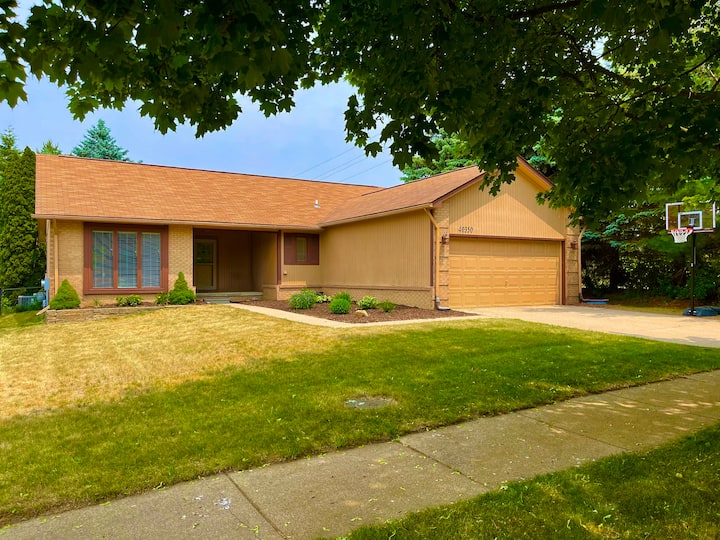 Cozy And Stylish 3 Bd Home In Plymouth Twp - Livonia, MI