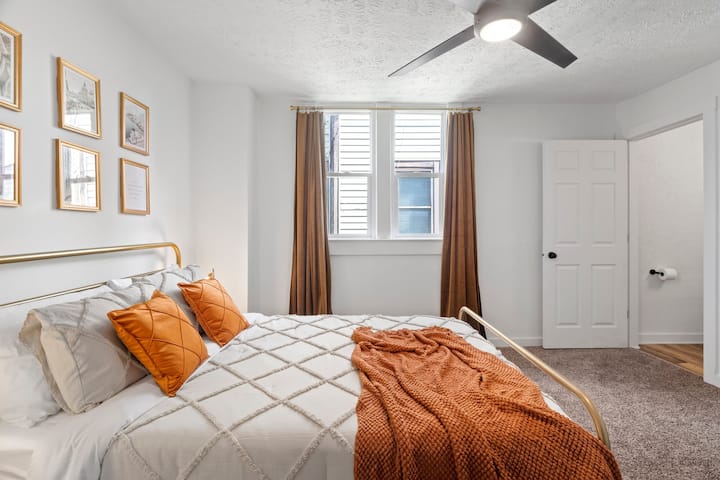 Master Bedroom W/private Attached Bath I Downtown - Kota