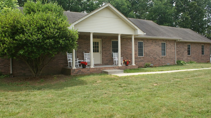 Country Home With Modern Feel, Convenient Locale! - Smyrna, TN