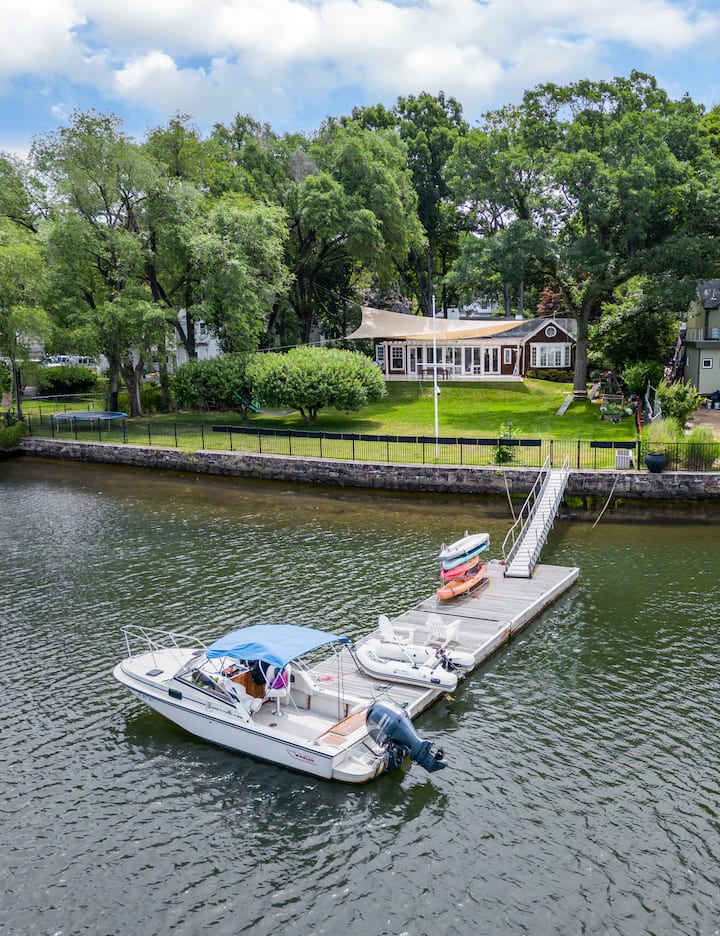 Gorgeous Waterfront Home W/ Boat - New Rochelle, NY