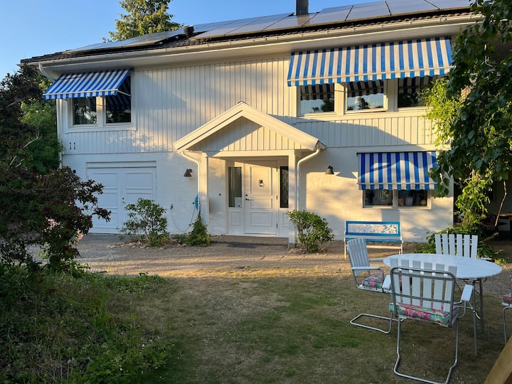 Villa I Lummigt Område Nära Hav - Båstad