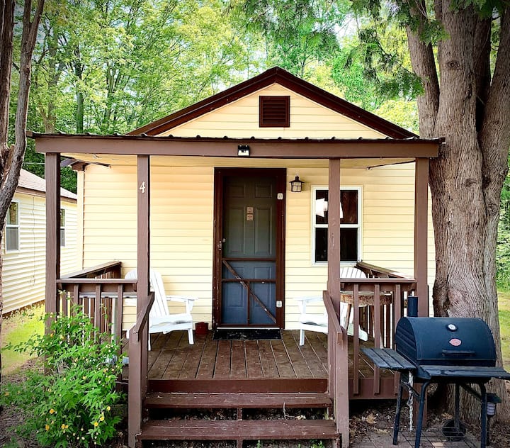 The Benzonia Rustic Resort Morning Dove Cottage - Honor, MI