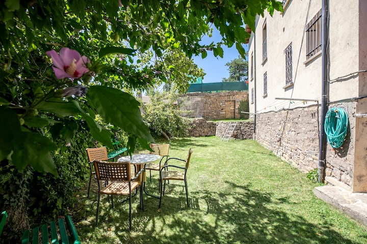 Casa Feli: Apartamento Con Jardín En Los Pirineos. - Castiello de Jaca