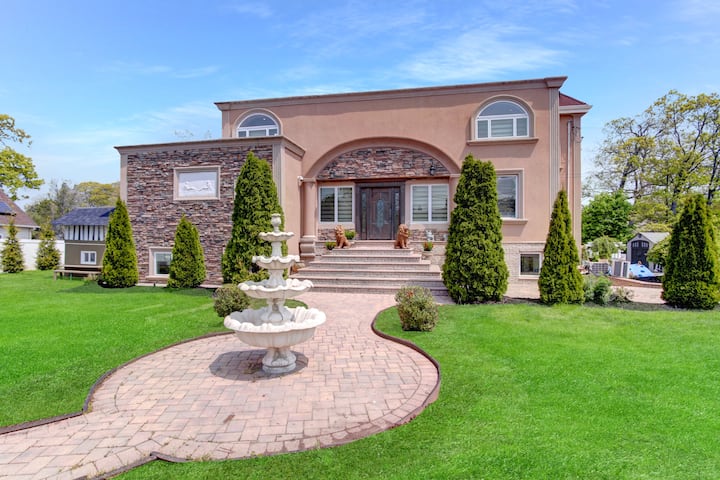 Canal Front - Stunning Family Home In New York, Li - Holbrook, NY