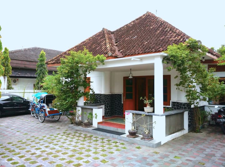 Ndalem Surokarsan - All 4 Rooms For 8 Pax - Yogyakarta, Indonesia