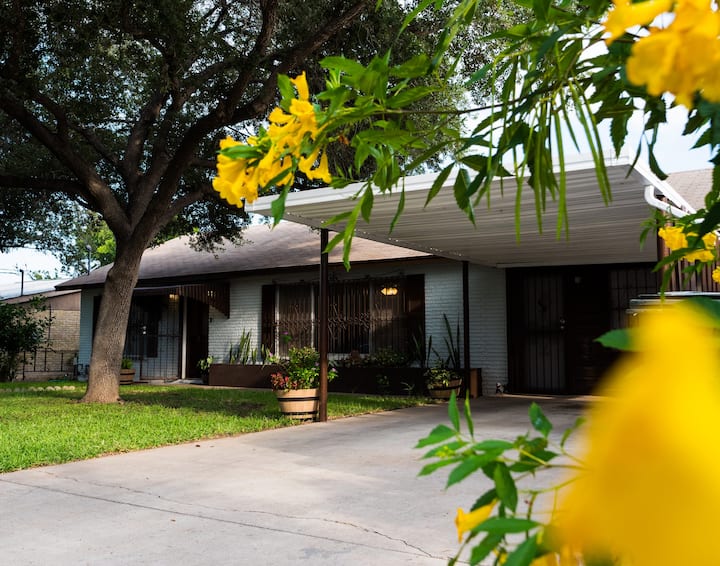 Modern 3bed Home In A Quiet And Safe Neighborhood - Laredo, TX