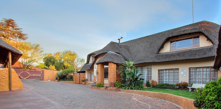 Beautiful Thatch Roof Home - Tembisa