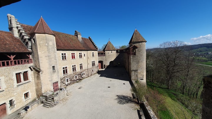 Logement Indépendant De 4 Pieces Dans Château - Lons-le-Saunier