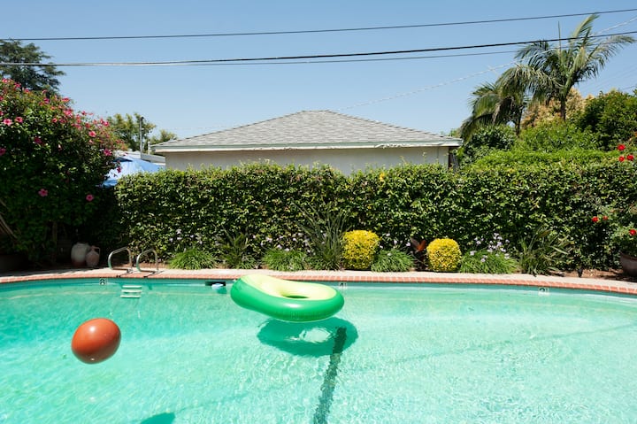 Modern Retreat With Pool & Patio - Reseda - Los Angeles