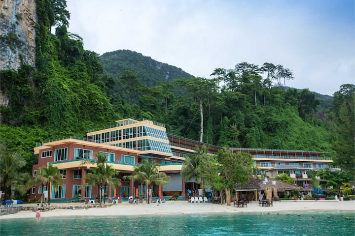Prime Location W/ Beach Access, Pool & Balcony - Ko Phi Phi Don