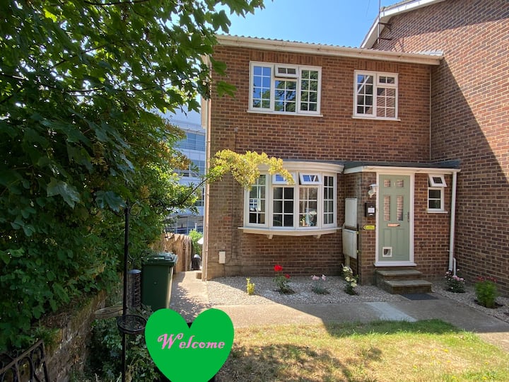 Redhill Town Centre House, Easy Commute To London! - 레드힐
